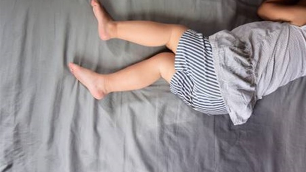 أم تقتل ابنتها وتضع جثّتها داخل حقيبة لأنها "بللّت سروالها"
