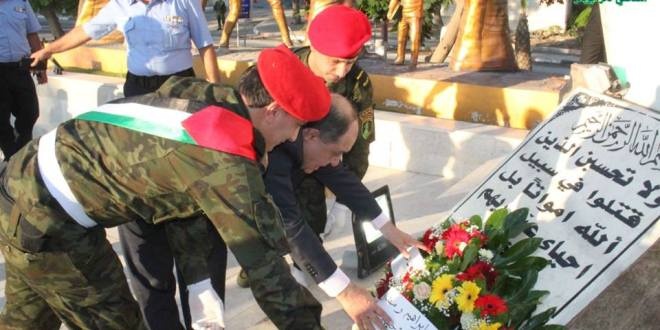 محافظ جنين يضع أكاليل زهور باسم الرئيس على صرح الشهيد