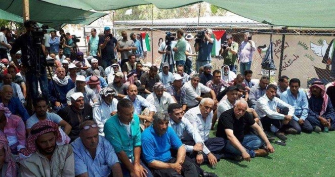 صلاة ومسيرة في الخان الأحمر تحديًا لقرار هدمه