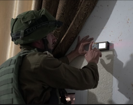 (فيديو) جيش الاحتلال ياخذ قياسات منزل منفذ عملية عتصيون