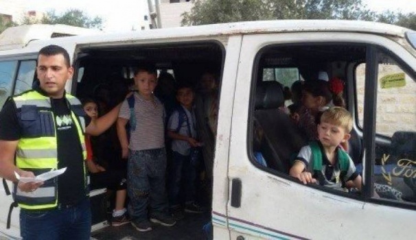 الشرطة تضبط مركبة تعمل على نقل الطلاب بحمولة زائدة جنوب جنين