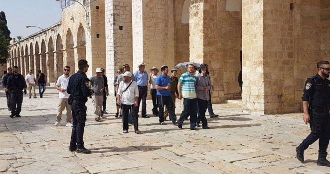 129 مستوطنا وجنديًّا إسرائيليًّا يقتحمون الأقصى