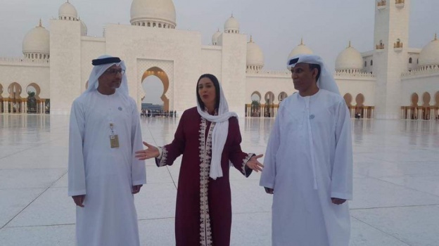 بالصور..وزيرة الرياضة الإسرائيلية تتجول في أكبر مساجد أبو ظبي