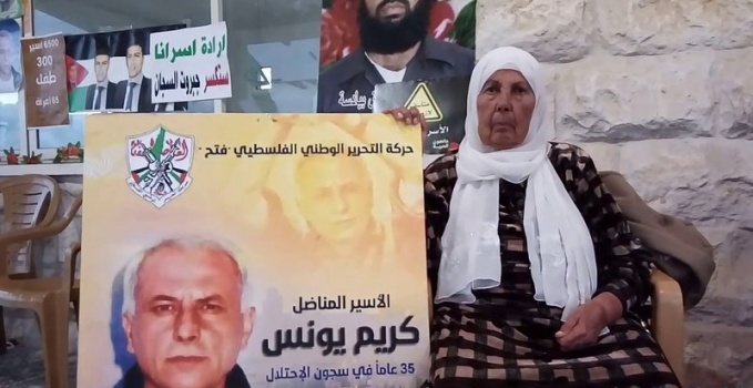 الرئيس يستقبل والدة وشقيق الأسير كريم يونس: قضية الأسرى تحتل الأولوية لدى القيادة