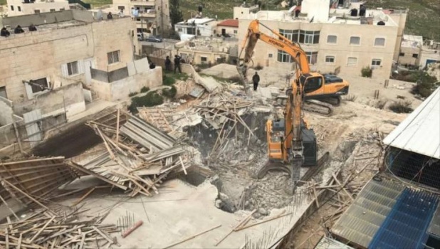 الاحتلال يهدم مبنى في القدس