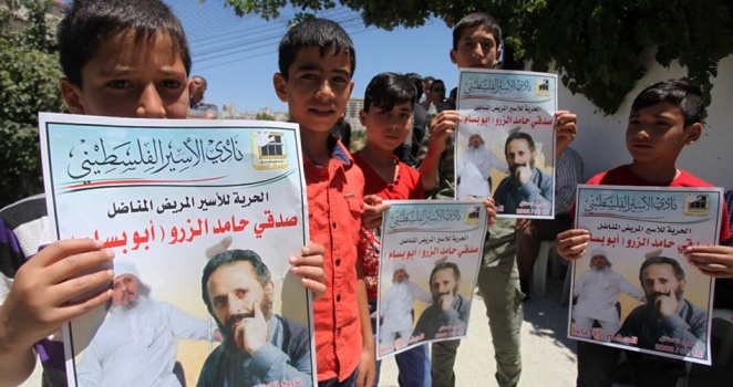 أسير فلسطيني مُسن يروي تفاصيل تعذيبه بمعتقل "نفحة" الإسرائيلي