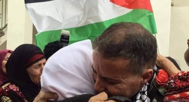 30 عاما من الاعتقال- الاسير سرساوي يتنفس الحرية