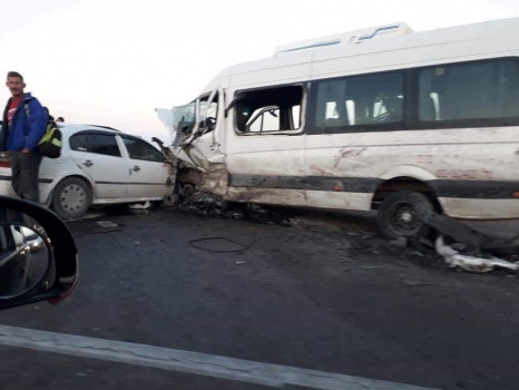 بالصور...مصرع شاب واصابة 21 اخرين في حادث سير جنوب الخليل
