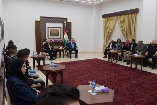 الرئيس يستقبل عددا من الأسرى المحررين