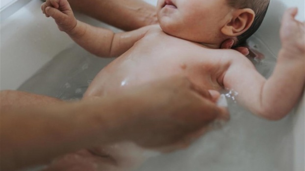 وضعت رضيعها في حوض الاستحمام وخرجت... فوقعت الفاجعة!