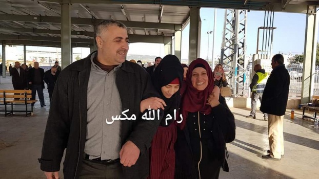 صور...الاحتلال يفرج عن الأسيرة الجريحة لمى البكري من الخليل عبر حاجز الجلمة شمال جنين