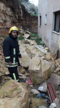 صور...إنهيار صخري مروع بجانب منزل في قرية عانين غرب جنين