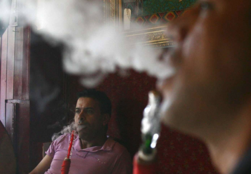 دراسة بريطانية 'ضخمة' عن الشيشة.. هذا ما تفعله في الجسم