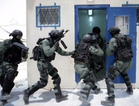 قوات القمع تقتحم قسم "17" في عوفر