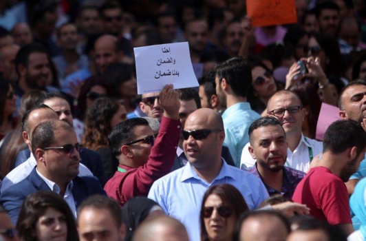 الحكومة تؤكد سعيها للتوصل إلى توافق بشأن قانون الضمان
