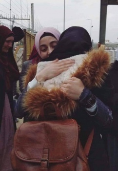 الإحتلال يفرج عن الأسيرة استبرق التميمي عبر حاجز الجلمة بعد إعتقالها عامين