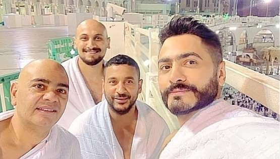 صور..بعد اقامة حفل غنائي له في السعودية&hellip; الفنان تامر حسني يؤدي العمرة!!