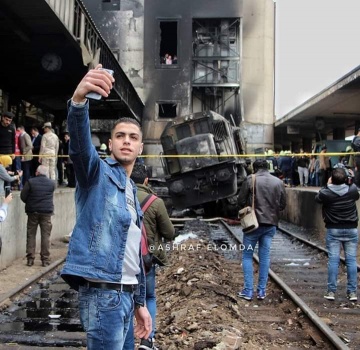 صاحب سيلفي فاجعة قطار مصر يبرر: بابا طلب مني أتصور