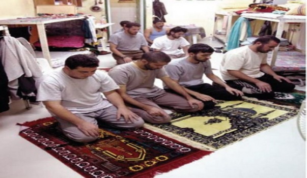 الاحتلال يمنع صلاة الجمعة في السجون