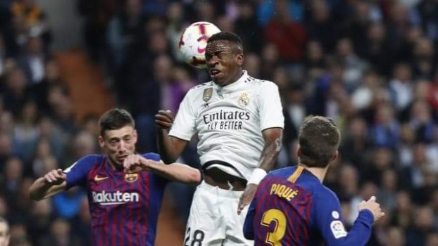 صور..برشلونة يحسم الكلاسيكو ويبتعد في صدارة الليجا