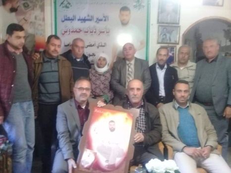 جنين:والدة الشهيد حمدوني تشيد بمديريةالحكم المحلي لأهتمامها بعائلات الشهداء والاسرى