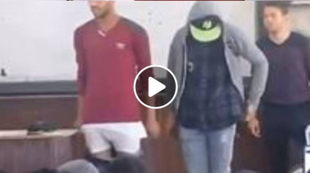 فيديو...دكتور مصري يجبر الطلاب على "خلع البناطيل" أثناء المحاضرة