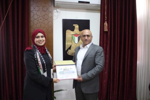 محافظ جنين يكرم الفائزة بالمترتبة الأولى في مسابقة المدربات بالتجميل