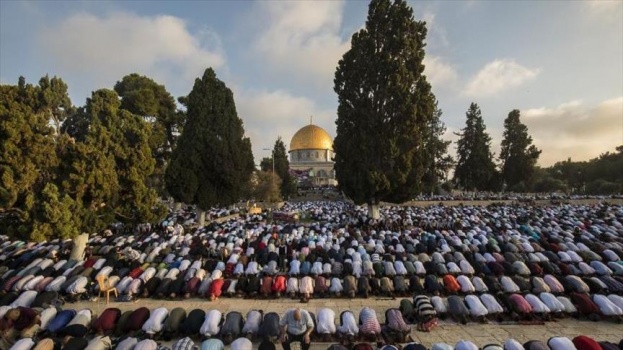 ٥٠ ألف مصلٍّ يؤدون صلاة الجمعة في المسجد الأقصى