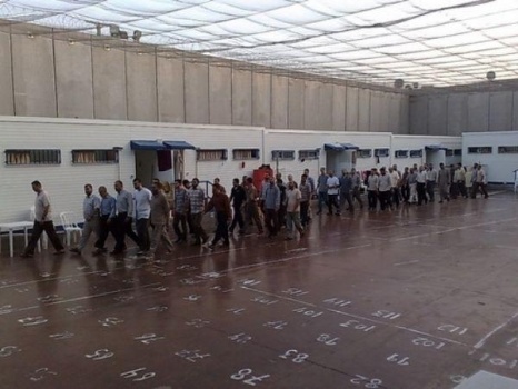 الاحتلال يقلص 50% من "كانتين" الاسرى كما ونوعا