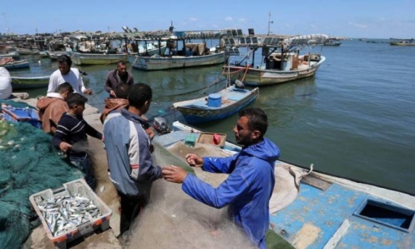 الاحتلال يقلص مساحة الصيد في بحر غزة