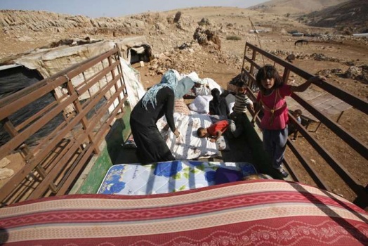 قوات الاحتلال تطرد أهالي منطقة حمصة بالأغوار من مساكنهم وتحتجز صحفيين