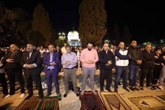 الآلاف يؤدون صلاة التراويح في المسجد الأقصى