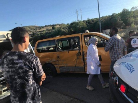 7 إصابات بحادث سير بين مركبة عمومية وجيب للاحتلال بطولكرم