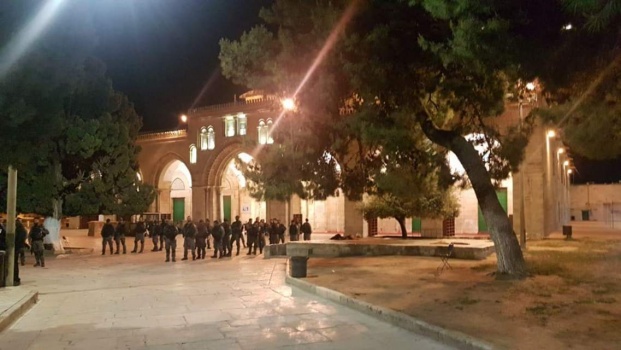 فيديو..قوات الاحتلال تقتحم المسجد الأقصى وتخرج المعتكفين بالقوة