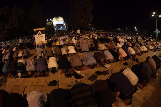 صور..عشرات الآلاف يؤدون صلاتي "العشاء" و"التراويح" في رحاب المسجد الأقصى