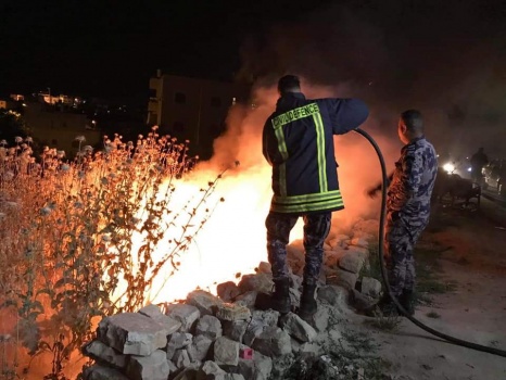 موجة الحر تتسبب بعشرات الحرائق بالضفة