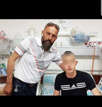 كتب الله له عمر جديد…شاب فلسطيني أخرجوا 3 رصاصات من رأسه… وهذه رسالة والده