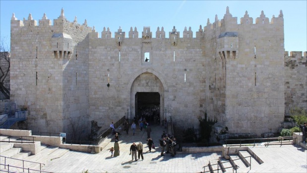 اصابة شرطي احتلالي في باب العمود بالقدس