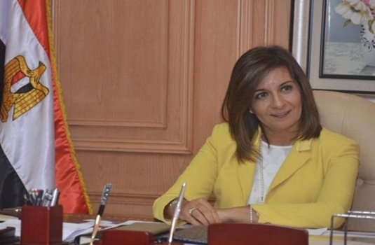 وزيرة مصرية تهدد بقطع رقاب المعارضين للسيسي