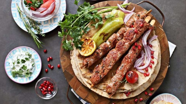اليوم يومه.. تناول الكَباب قد يجلب السلام للعالم!