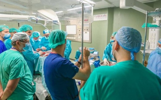 أطباء من تشيلي والأرجنتين يصلون غزة لإجراء عمليات