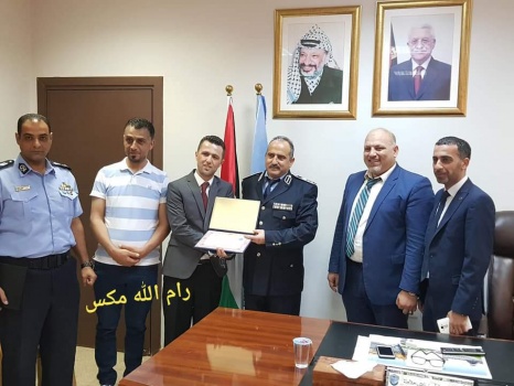 بعد عثورهما على مبلغ مالي  &hellip;شرطة جنين تكرم محاميين لأماناتهما
