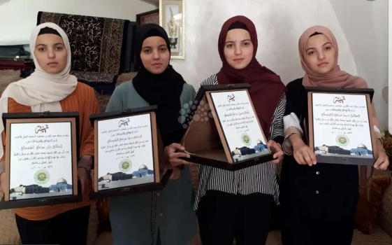 أربع توائم فلسطينيات يتَوِّجَن حفظهن للقرآن بتفوق الثانوية العامة
