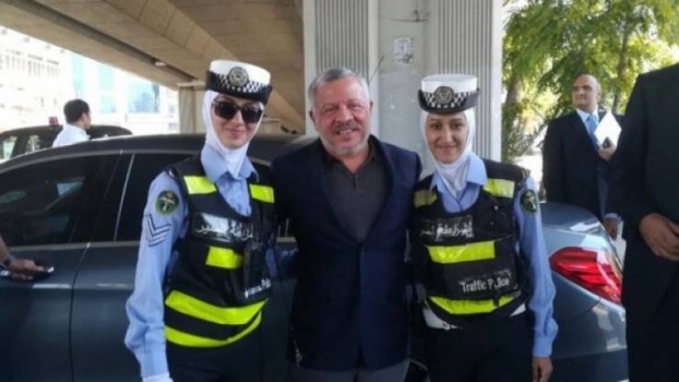 فيديو| ملك الأردن يوقف موكبه وسط عمان لهذا السبب