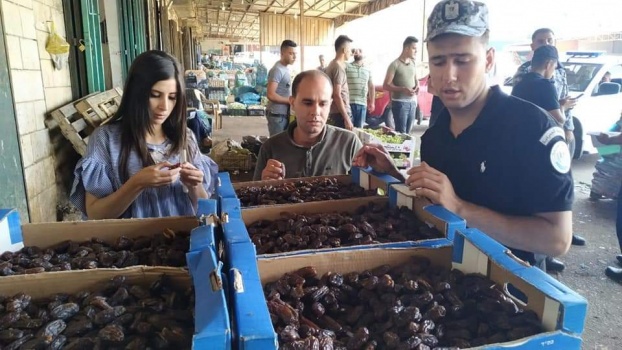 الضابطة الجمركية تضبط أكثر من نصف طن "تمور "  فاسدة في جنين