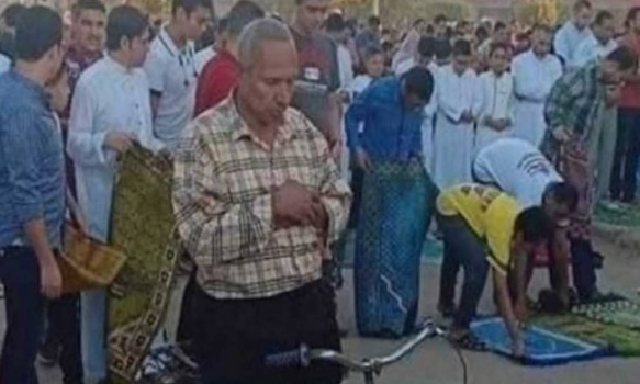 نتيجة السخرية منه&hellip; وفاة مصري صلّى العيد على دراجته