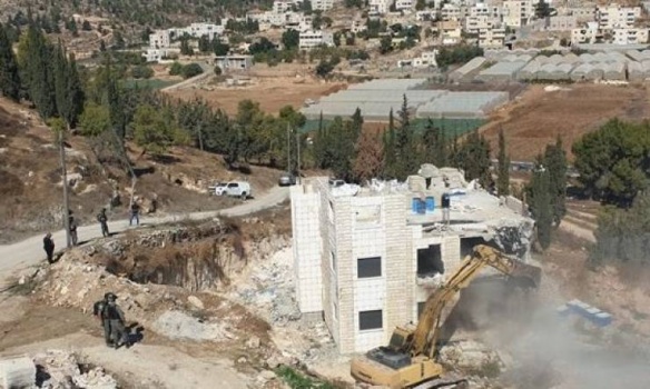 جرافات الاحتلال تهدم منزلاً قيد الإنشاء بالخليل