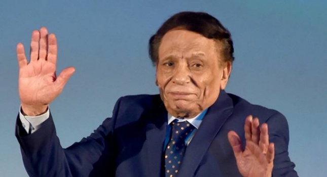 فنانة مصرية تكشف عن الحالة الصحية لعادل إمام