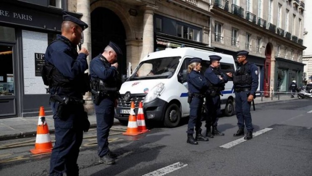 مقتل 4 عناصر شرطة بعملية طعن في باريس