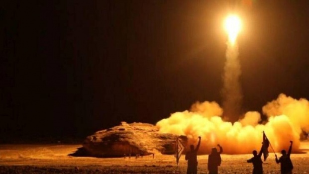 الحوثيون يهددون بضرب إسرائيل في عمقها